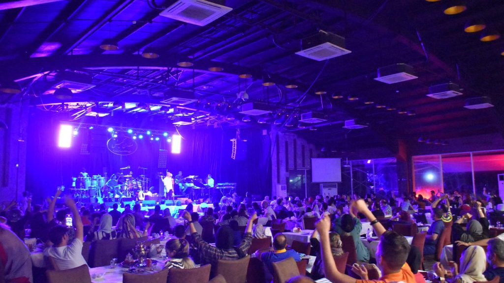 استخدام ویتر در رستوران موزیکال کیش