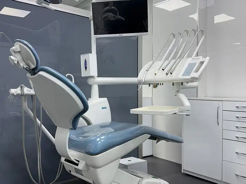 استخدام مسئول پذیرش کلینیک دندانپزشکی با بیمه و مزایا