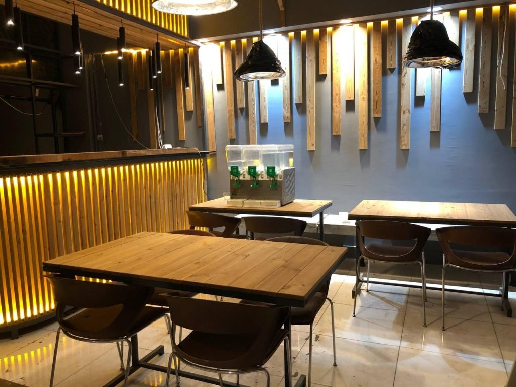 کافی‌شاپ تی تی بال